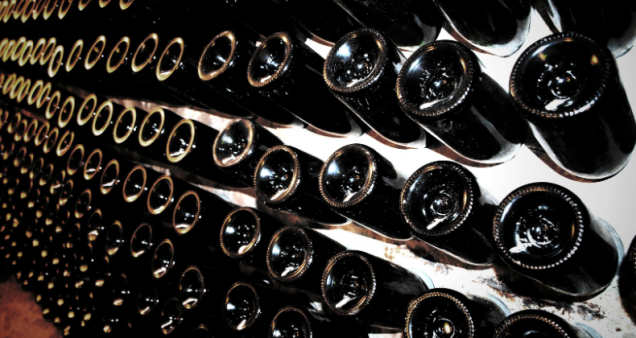 „Dobre wino poznasz po wklęsłym dnie butelki” – jak często to słyszysz? 