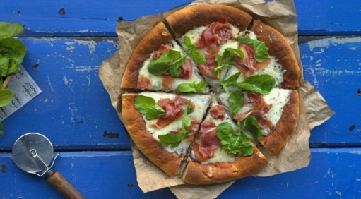 Rustykalna pizza z szynką Serrano